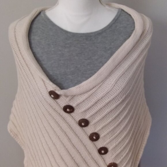 Pure & Co. ♡ Hand-knit White Shawl with Coconut Buttons - Picture 3 of 7